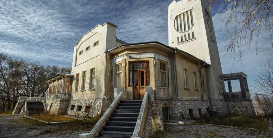 Исторический центр Самары со старыми зданиями и памятниками